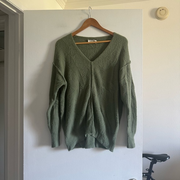 Aritzia Wilfred Free Green Hush Knit V-Neck Sweater size XS - Picture 3 of 9